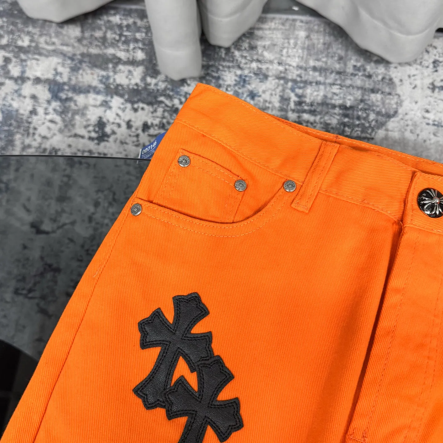 P240 Chrome hearts CH The same style as Yang and Su Extinct Virgil co-branded flare micro-flare jeans Three-dimensional version Loose and comfortable, not picky about the figure Makes you look taller and slimmer Made by a large factory Original quality control Same style for men and women Can be matched with couples Versatile recommendation A must-have jeans for all seasons Made of heavy-duty washed pure cotton denim fabric After washing, they are soft and thick and very stylish when worn Size: M-XXL Color: Orange .............